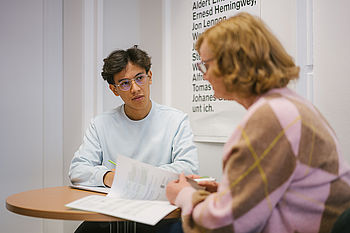 Student bei einer Beratung © HTW Berlin/Alexander Rentsch