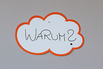 Schild mit der Aufschrift "Warum?" an einer Pinnwand © HTW Berlin/Alexander Rentsch