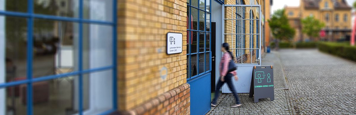 Offene Türen für Lehrende ©HTW Berlin/Florian von Ploetz/Morgan Jones Eine Frau geht ins Lehrenden-Service-Center