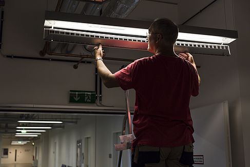 Hausmeister bei Reparaturarbeiten