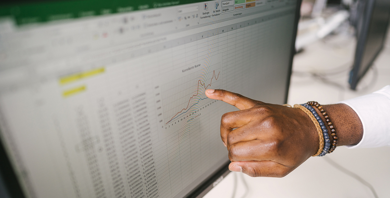 Ein Finger zeigt auf ein Diagramm mit einem Graphen