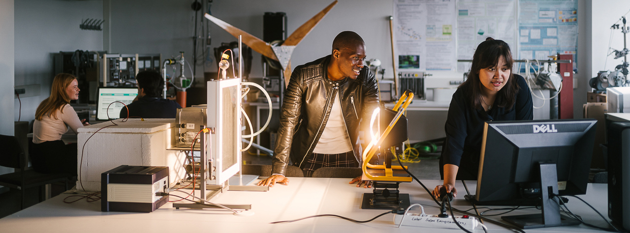 Studierende der Regenerativen Energien im Labor © HTW Berlin/Alexander Rentsch Studierende der Regenerativen Energien im Labor