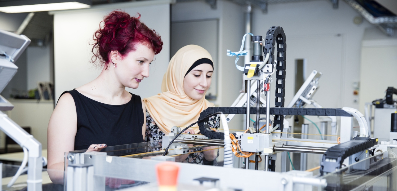 Zwei Studentinnen im Automatisierungslabor © HTW Berlin/Camilla Rackelmann Zwei Studentinnen im Automatisierungslabor