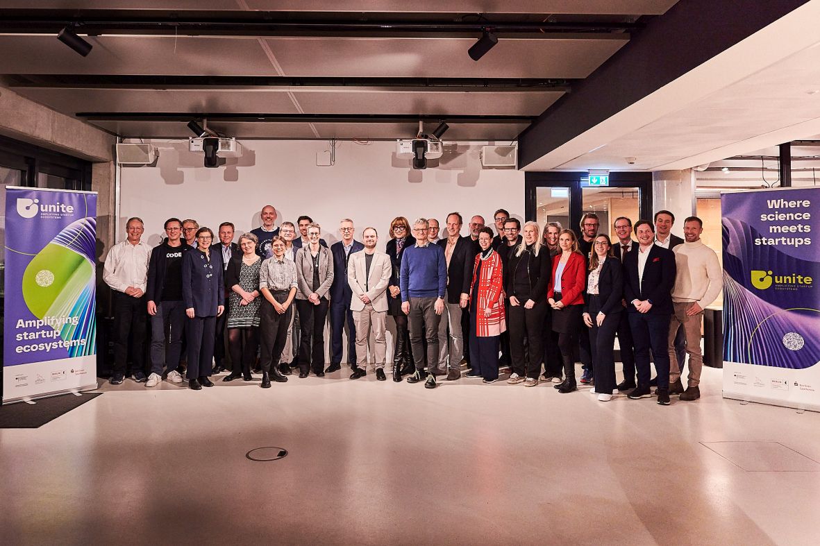 Gruppenfoto bei der Gründungveranstaltung mit Annabella Rauscher-Scheibe und Stefanie Molthagen-Schnöring