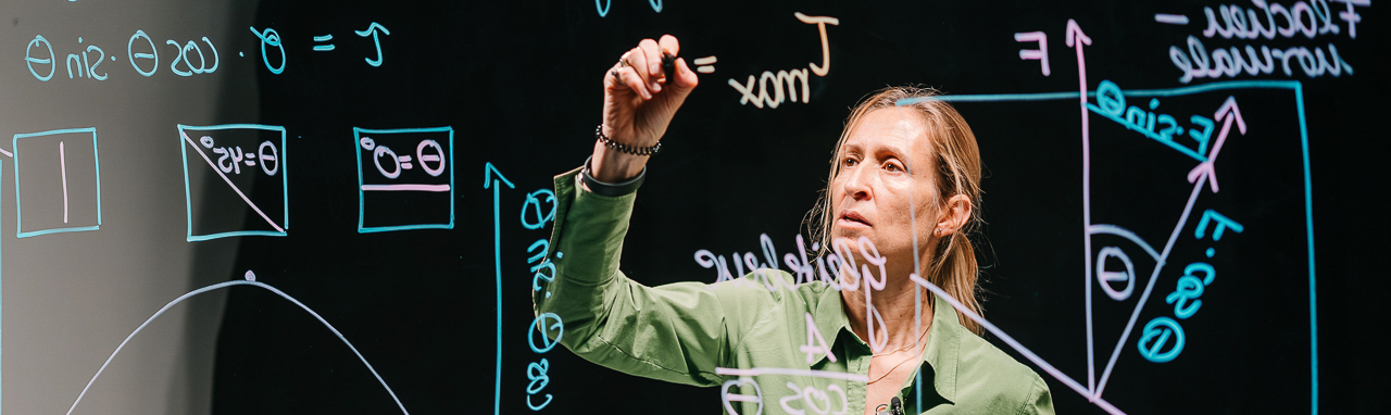 Professorin am Lightboard © HTW Berlin/Alexander Rentsch Professorin am Lightboard