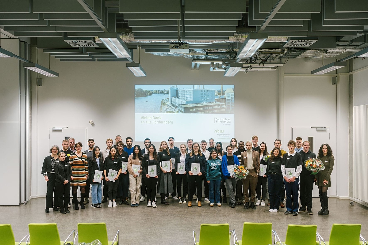 Gruppenfoto der Stipendiat*innen mit ihren Fördernden und Präsidentin Prof. Dr. Annabella Rauscher-Scheibe bei der Vergabefeier des Deutschlandstipendiums 2024 © HTW Berlin/Alexander Rentsch
