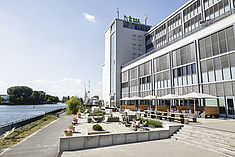 Strand an der Spree auf dem Campus Wilhelminenhof © HTW Berlin/Nikolas Fahlbusch