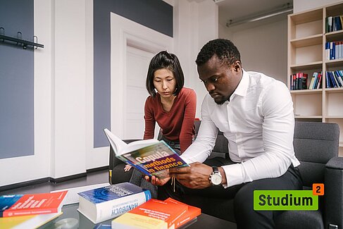 Zwei Studierende mit Wirtschaftsmathematik-Büchern © HTW Berlin/Alexander Rentsch Zwei Studierende mit Wirtschaftsmathematik-Büchern