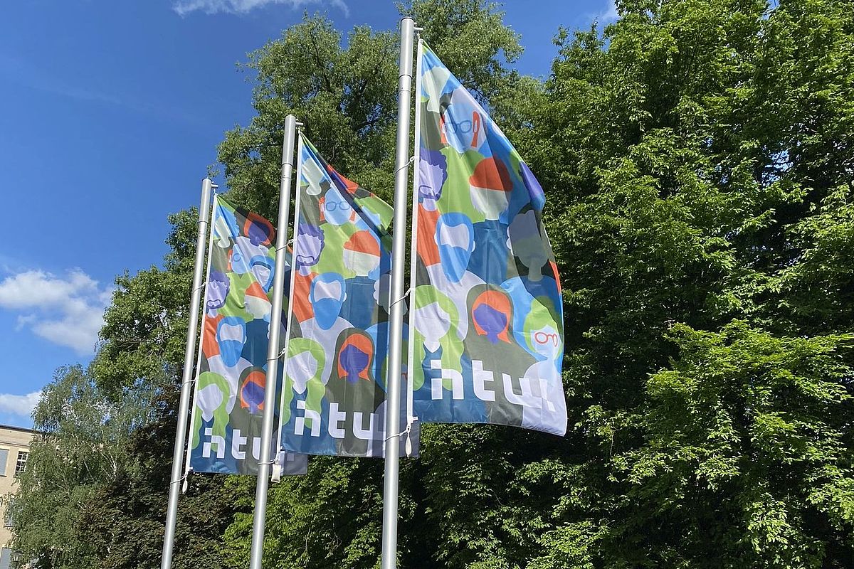 Bunte Fahnen am Campus Treskowallee