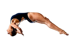 Foto eine Wasserspringerin in der Luft vor weißem Hintergrund © FISU