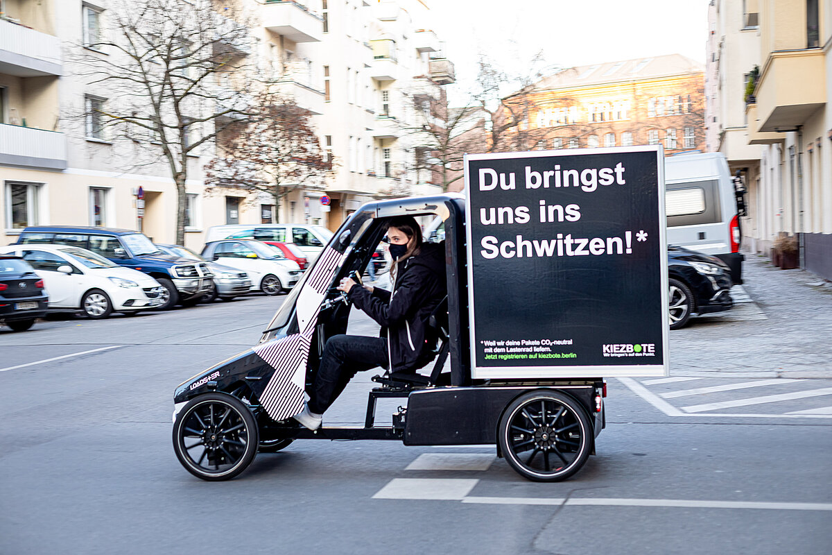 Der Kiezbote liefert umweltfreundlich mit dem Lastenrad © BUND/Jörg Farys