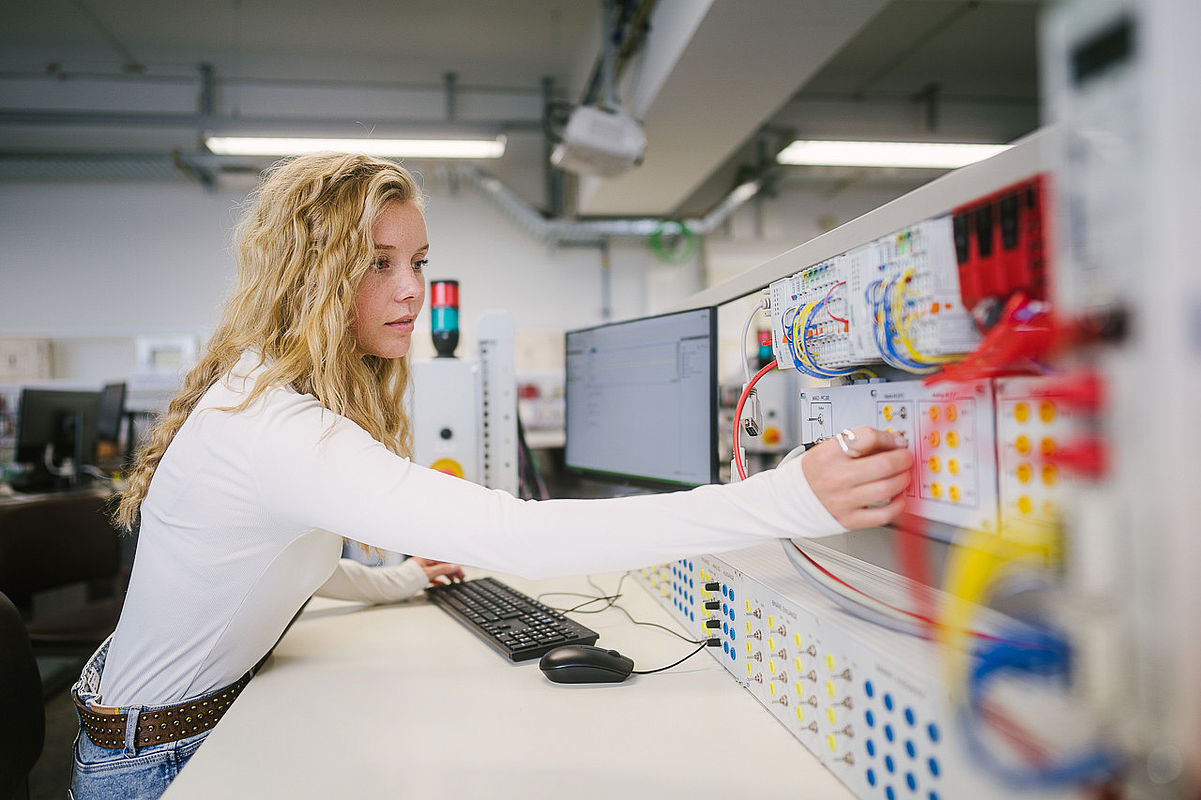 Mädchen machen Technik Symbolbild ©Alexander Rentsch/ HTW Berlin Mädchen machen Technik Symbolbild