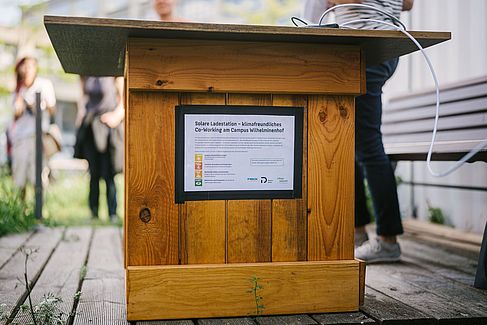 Die Ladestation ist in einen Tisch integriert © HTW Berlin/Alexander Rentsch