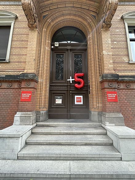 Ein Luftballon in Form einer 5 am Eingang des Einstein Center Digital Future © ECDF/PR/Felix Noak