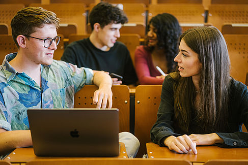Studierende in de Aula auf dem Campus Treskowallee © HTW Berlin/Alexander Rentsch Studierende in de Aula auf dem Campus Treskowallee