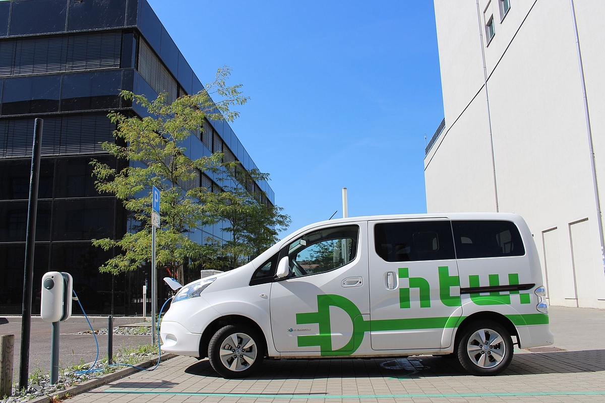 E-Fahrzeug beim Ladevorgang © HTW Berlin/Forschungsgruppe Solar