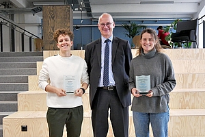 Charlene Zander, Prof. Dr. Volker Wohlgemuth und Franziska Schicks (von links nach rechts) mit den Urkunden © HTW Berlin/Maciej Klimkiewicz