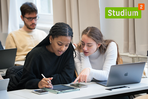 Zwei Studentinnen bei der Gruppenarbeit an Tablet und Laptop, rechts oben das Logo von "Studium hoch 2"