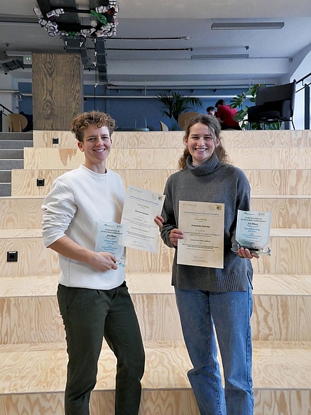 Charlene Zander und Franziska Schicks (von links nach rechts) mit den Urkunden © HTW Berlin/Maciej Klimkiewicz
