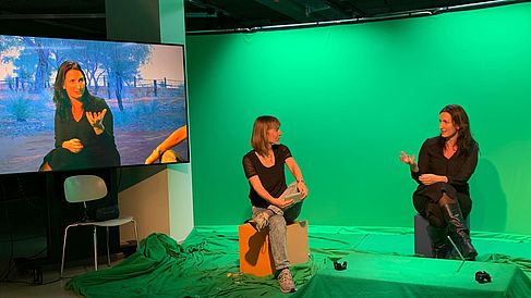 Zwei Projektteilnehmerinnen vor dem Green Screen© HTW Berlin/Thomas Bremer