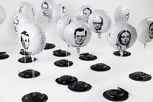 Ballons mit Gesichtern von Regierungschefs © Rosi Pernthaller 
