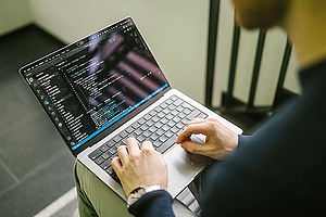 Person mit Laptop auf dem Schoß © HTW Berlin/Alexander Rentsch