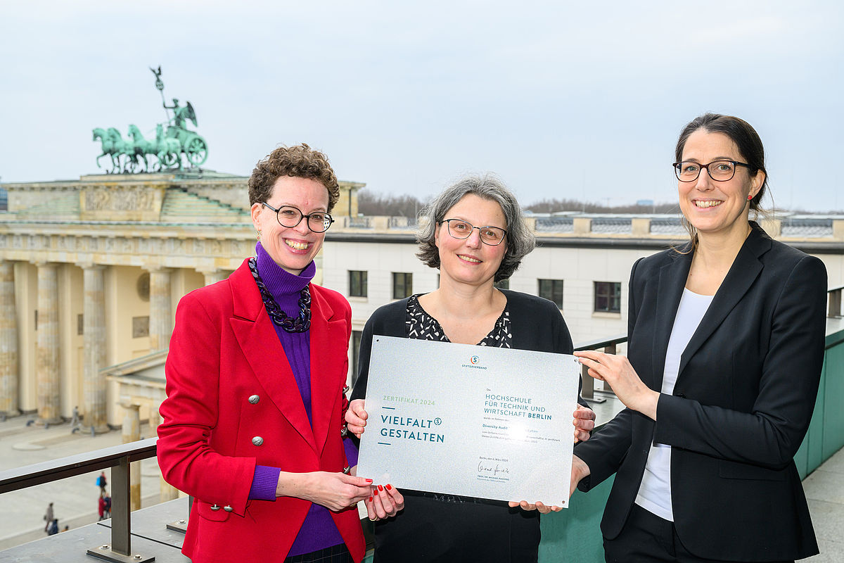 Prof. Dr. Stefanie Molthagen-Schnöring, Prof. Dr. Annabella Rauscher-Scheibe und Anja Schuster bei der Zertifikatsverleihung am 6. März 2024 © Peter Himsel/Stifterverband Prof. Dr. Stefanie Molthagen-Schnöring, Prof. Dr. Annabella Rauscher-Scheibe und Anja Schuster mit dem Zertifikat vor dem Brandenburger Tor