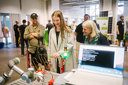 Eine Besucherin übt sich im Spiel 'heißer Draht'