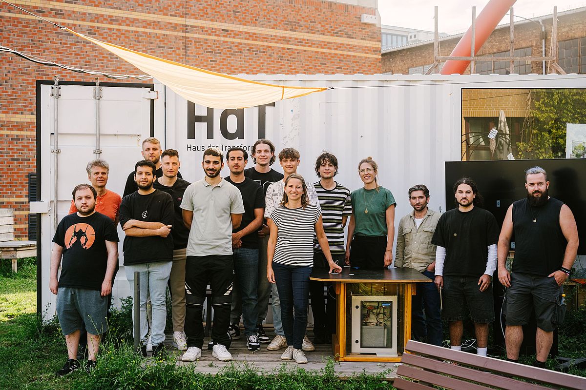 Prof. Sebastian Feucht (2. von links), Ann-Morla Meyer (Mitte) und Paulina von Kietzell (4. von rechts) mit den Studierenden an der neuen Ladestation am Haus der Transformation © HTW Berlin/Alexander Rentsch