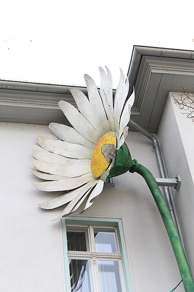 Riesenblume, Ärztehaus Elsenstraße 1, Künstler: Sergej Alexander Dott, Foto: Susanne Kähler