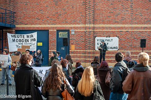 Menschen mit Demobannern am Campus Wilhelminenhof © Simone Bilgram