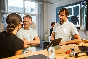 Drei Personen sprechen miteinander in der KI-Werkstatt © HTW Berlin/Alexander Rentsch