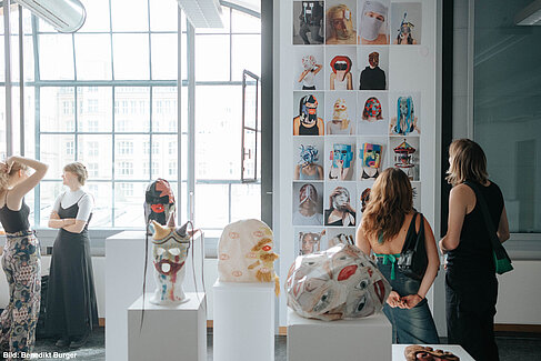 Besucherinnen in einem Atelier bei der Werkschau 2022 © HTW Berlin/Benedikt Burger