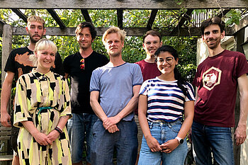 Gruppenfoto mit Männern und Frauen