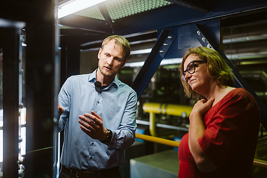 Professor Rico Meier und Ina Czyborra im Labor