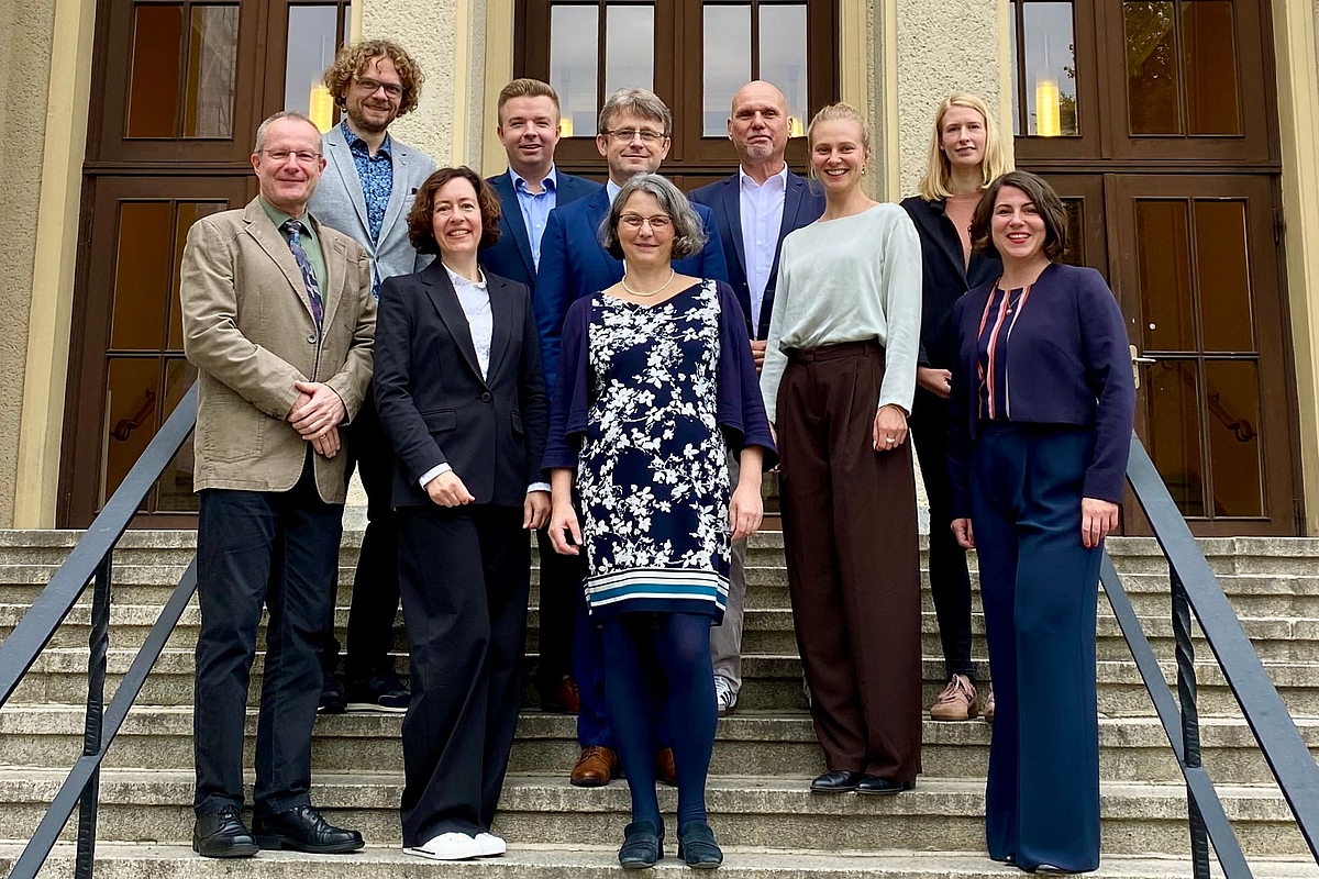 Gruppenfoto der neun neberufenen Professor*innen mit der Präsidentin © HTW Berlin/Anja Schuster