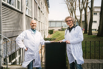 Zwei Männer mit Solarzelle
