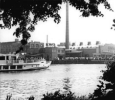 Blick auf das Kabelwerk Oberspree mit einem Dampfer vom anderen Spreeufer aus, Foto von 1969 © Bundesarchiv/Peter Heinz JungeBlick auf das Kabelwerk Oberspree vom anderen Spreeufer aus, Foto von 1969 © Bundesarchiv/Peter Heinz Junge