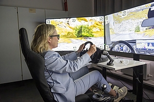 Senatorin Ute Bonde im Fahrsimulator © SenMVKU/Ralf Rühmeier