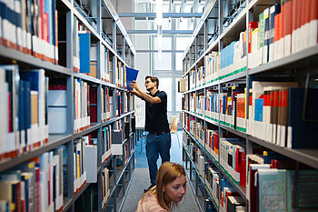 Studierende in der Bibliothek 
