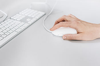 Hand auf Computermaus © HTW Berlin/Alexander Rentsch