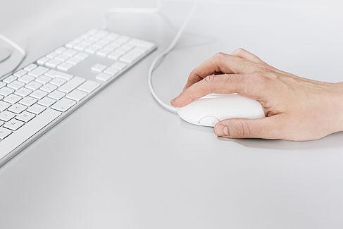 Hand an einer Computermaus