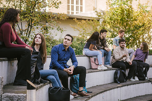 Studierende auf den Treppen im Innenhof auf dem Campus Treskowallee © HTW Berlin/Alexander Rentsch Studierende auf den Treppen im Innenhof auf dem Campus Treskowallee