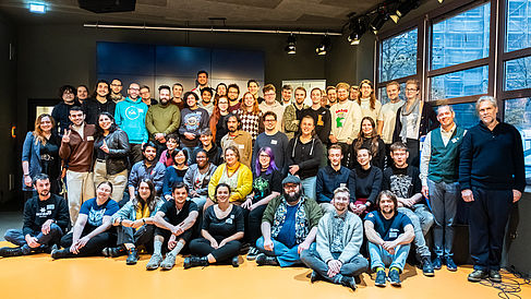 Gruppenfoto der Teilnehmer*innen mit Mirko Kruppa und Prof. Thomas Bremer © Deutsche Stiftung Spielekultur/Klara Yoon