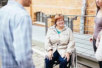 Frau im Rollstuhl © HTW Berlin/Alexander Rentsch