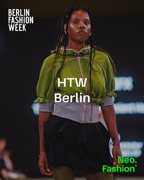 Model auf dem Laufsteg, darüber Schriftzug HTW Berlin und Berlin Fashion Week © Neo.Fashion