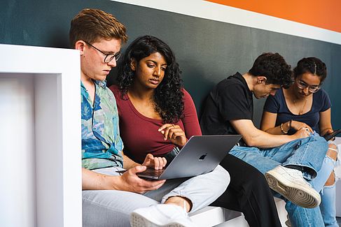 Studierende auf dem Flur in Gebäude A auf dem Campus Treskowallee © HTW Berlin/Chris Hartung Studierende auf dem Flur in Gebäude A auf dem Campus Treskowallee