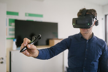 Mann mit Virtual Reality-Brille auf dem Kopf