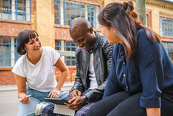 Drei Studierende im Gespräch © HTW Berlin/Jan-Christoph Hartung