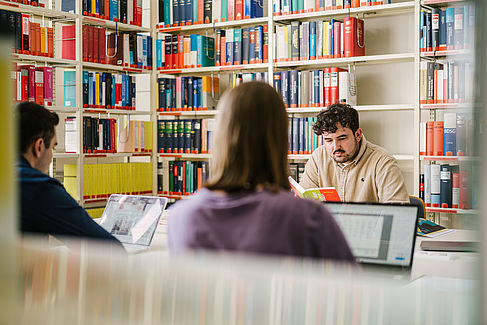 Studierende in der Bibliothek auf dem Campus Treskowallee © HTW Berlin/Alexander Rentsch Studierende in der Bibliothek auf dem Campus Treskowallee